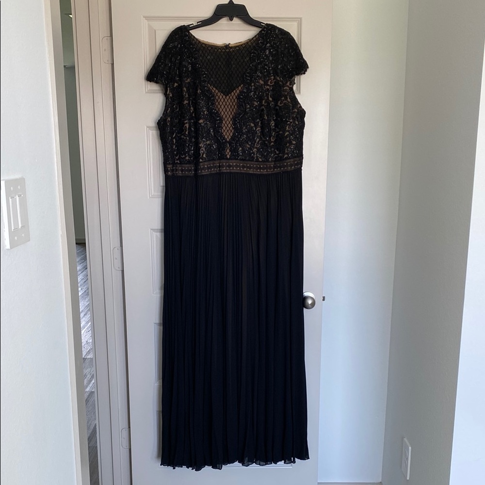Tadashi Shoji Elegant Black Lace Evening Gown